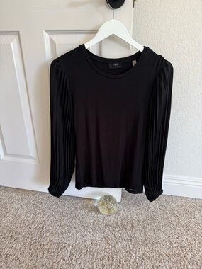 Tahari Black Pleated-Sleeve Crewneck Top - Size Small - EUC!